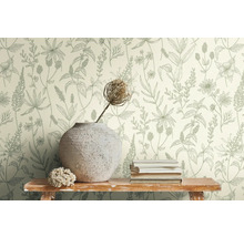 Scène avec papier peint fleuri, vase, fleur séchée et pile de livres sur une étagère
