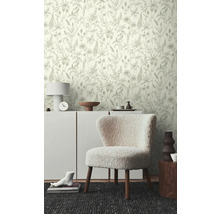 Scène avec papier peint à motifs floraux, commode, fauteuil et décoration