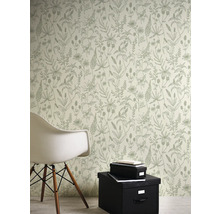 Vue d'une pièce avec papier peint à motifs floraux, chaise et boîtes de rangement
