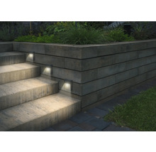 Escalier extérieur avec éclairage intégré dans un jardin