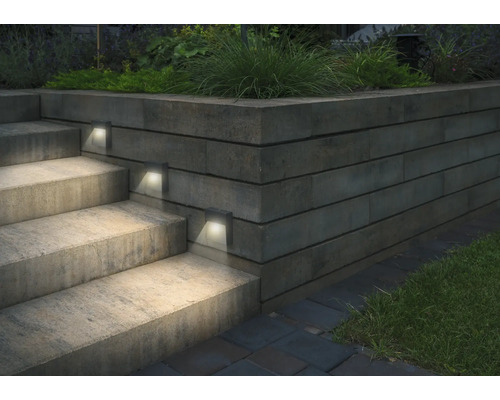 Escalier extérieur avec éclairage intégré dans un jardin