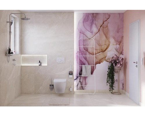 Modernes Badezimmer mit Dusche, Toilette, Handtuchwärmer und dekorativer Tapete