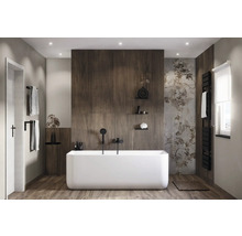 Salle de bain moderne avec baignoire îlot, lambris en bois et accents floraux.