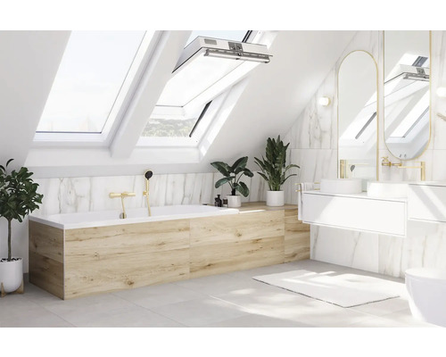 Badezimmer mit Badewanne, Dachfenstern, Spiegel und Pflanzen