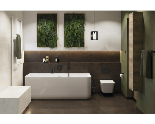 Badezimmer mit Badewanne, Toilette, Waschbecken und Wanddekoration mit Pflanzen