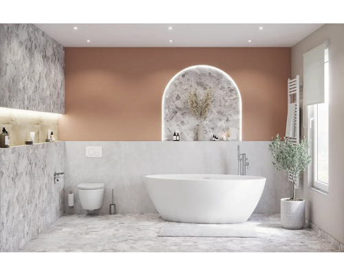 Salle de bain moderne avec baignoire îlot, toilettes et lavabo