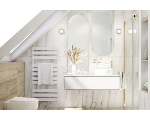 Salle de bain lumineuse avec meuble-lavabo, miroir, radiateur et toilettes sous une pente de toit