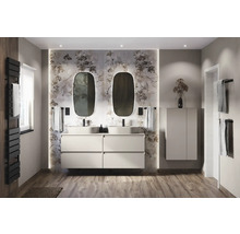 Salle de bains lumineuse avec double vasque, meuble sous-vasque, miroirs et papier peint à motifs floraux.