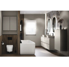 Helles Badezimmer mit Badewanne, Waschtisch, Spiegel und Toilette