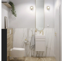 Salle de bains moderne avec toilettes, lavabo et miroir