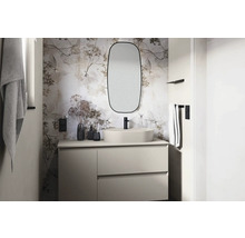 Salle de bain lumineuse avec meuble-lavabo, miroir et papier peint floral