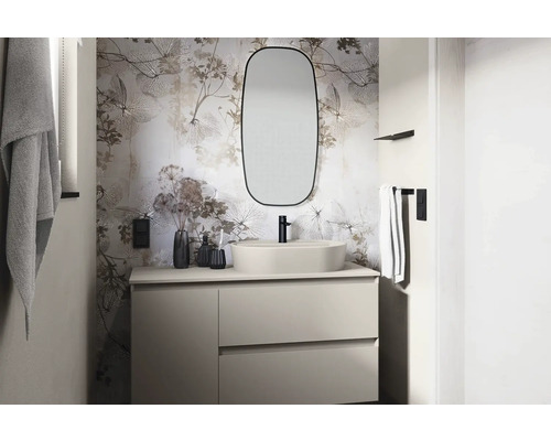 Salle de bain lumineuse avec meuble-lavabo, miroir et papier peint floral