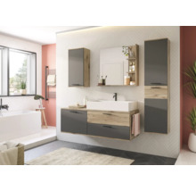 Salle de bains avec meuble sous-lavabo, armoire de toilette et armoire haute en aspect bois et gris