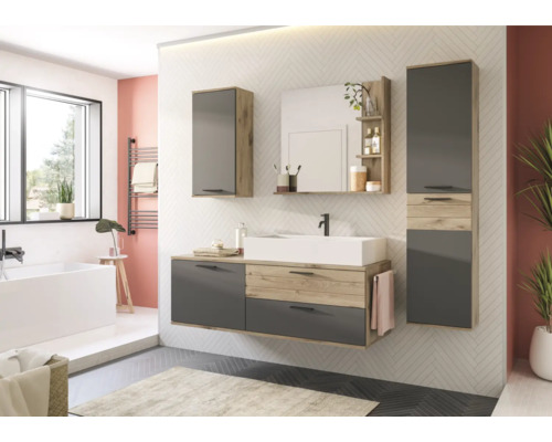 Salle de bains avec meuble sous-lavabo, armoire de toilette et armoire haute en aspect bois et gris
