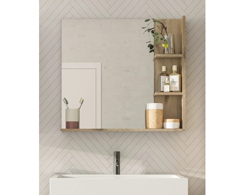 Badezimmer mit Spiegelschrank inklusive Regalfächern über einem Waschbecken