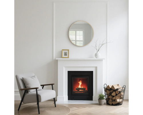 Salon avec cheminée, fauteuil et panier à bois