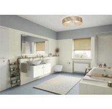 Salle de bains lumineuse avec double vasque, miroir, baignoire et plafonnier
