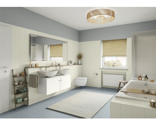 Salle de bains lumineuse avec double vasque, miroir, baignoire et plafonnier