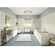 Salle de bains lumineuse avec lavabo, baignoire et fenêtre