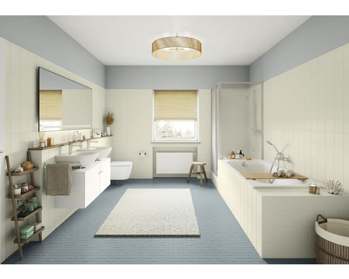 Salle de bains lumineuse avec lavabo, baignoire et fenêtre