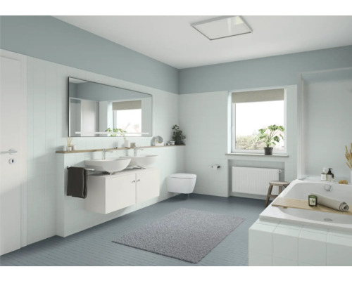 Salle de bains lumineuse avec double vasque, miroir, baignoire et fenêtre