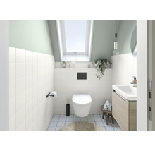 Salle de bain moderne avec fenêtre de toit, toilettes, lavabo et carrelage blanc