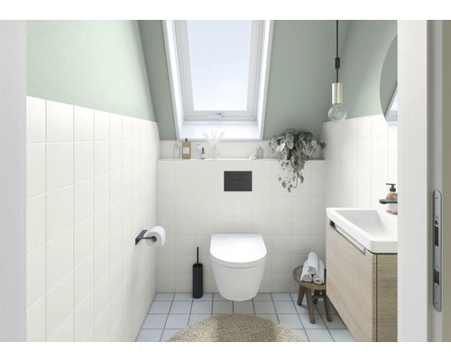 Salle de bain moderne avec fenêtre de toit, toilettes, lavabo et carrelage blanc