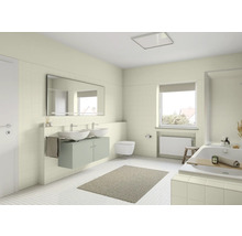 Salle de bains avec double vasque, miroir, toilettes, baignoire et radiateur