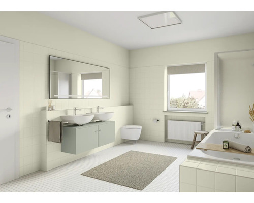 Salle de bains avec double vasque, miroir, toilettes, baignoire et radiateur