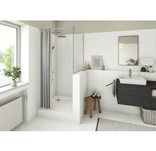 Salle de bain claire avec douche, lavabo et miroir