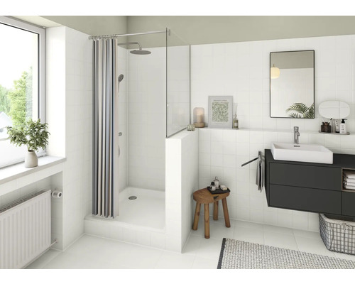 Salle de bain claire avec douche, lavabo et miroir