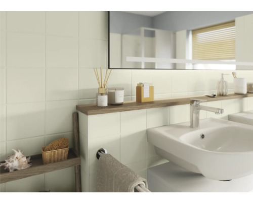 Salle de bain moderne avec lavabo, robinet, miroir et étagère pour accessoires.