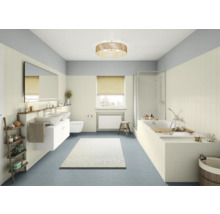 Salle de bain lumineuse avec lavabo, miroir, baignoire et textiles
