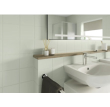 Salle de bain lumineuse avec lavabo, miroir et carrelage