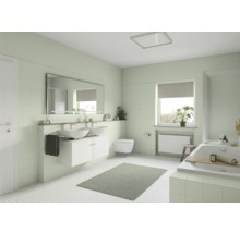 Salle de bain lumineuse avec double vasque, miroir, baignoire et fenêtre