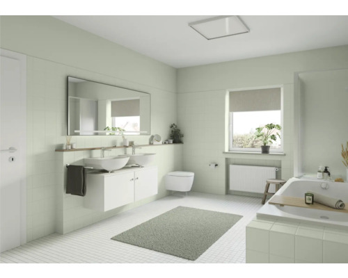 Salle de bain lumineuse avec double vasque, miroir, baignoire et fenêtre
