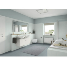 Salle de bain lumineuse avec double vasque, miroir et baignoire pour une atmosphère relaxante