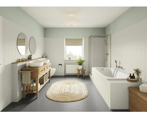 Salle de bain avec meuble-lavabo double, baignoire, douche et tapis ovale