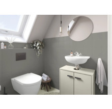 Salle de bain moderne avec fenêtre de toit, toilettes, lavabo et miroir