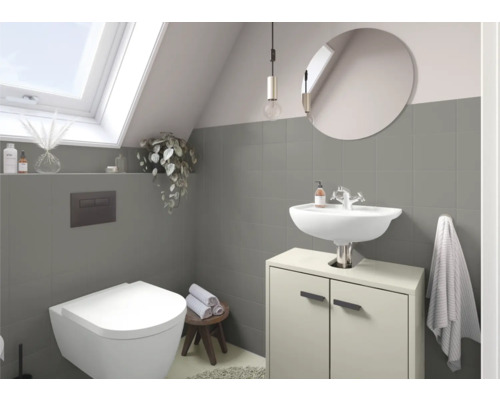 Salle de bain moderne avec fenêtre de toit, toilettes, lavabo et miroir