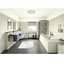 Salle de bain avec baignoire, douche, lavabo et miroir