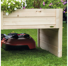 Holz-Hochbeet mit Roboter-Rasenmäher darunter im Garten.