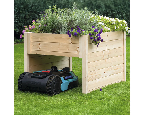 Hochbeet aus Holz mit Blumen und Rasenmähroboter