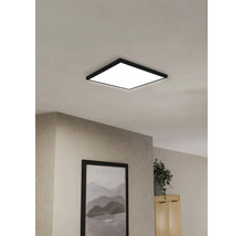 Plafonnier carré dans un intérieur