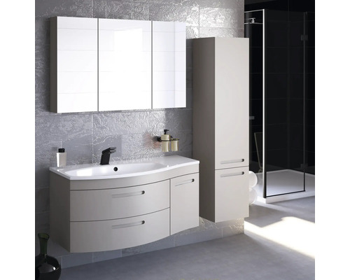Badezimmer-Szene mit Waschtischunterschrank, Spiegelschrank, Hochschrank und Duschkabine