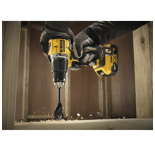 Perceuse sans fil Dewalt en utilisation pour percer du bois