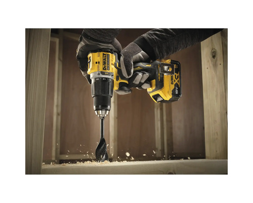 Perceuse sans fil Dewalt en utilisation pour percer du bois