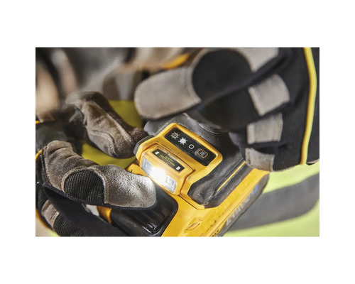 Lampe de travail jaune tenue par des mains gantées