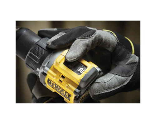 Gros plan d'une main gantée tenant une perceuse-visseuse sans fil DeWalt