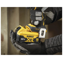DeWalt 18 Volt 5 Amperestunden Akku in Händen